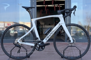            Pinarello X1 Endurance Disc ... Shimano 105 ... Crystal White ... ROWER NOWY .. Model 2026
