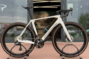 Bianchi Impulso RC Reparto Corse Gravel ... Shimano GRX825 Di2 ... OFFICINA BIANCHI ... MOON LANDING WHITE