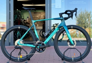 Bianchi Specialissima ... Shimano 105 Di2 ... Model 2027