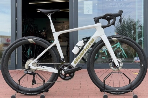 Bianchi Infinito Pro Disc Endurance .. Ultegra Di2 ... Metallic White .. NOWY ROWER .. Model 2027 