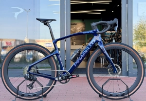        Pinarello Grevil F5 Gravel ... Sram Rival AXS 1x13 ... NOWY ROWER ... Model 2027 ... Lapland Sky